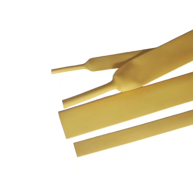 What is the resistance to detachment of a military-grade heat-shrinkable marking sleeve under vibration conditions?